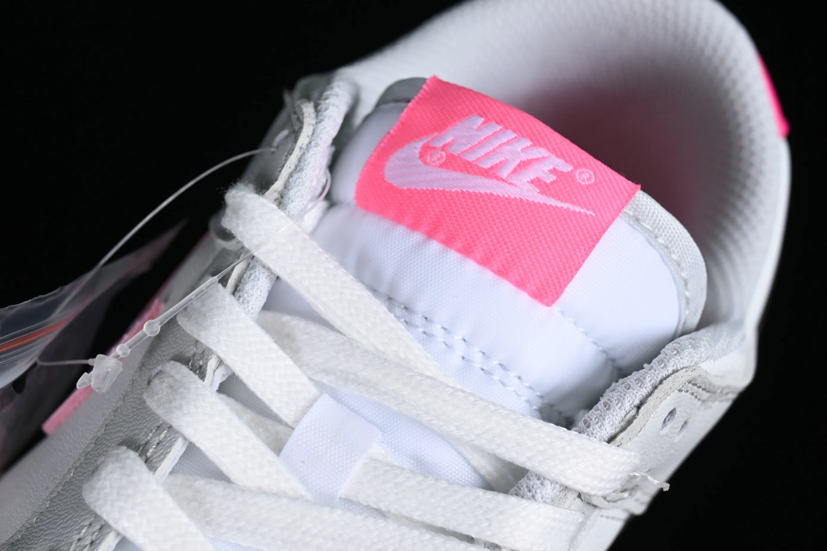 All Categories Nk SB Dunk Series Nk SB Dunk Low Low-top sneakers Cost-effective version Nk SB Dunk Low "520" Valentine's Day limited SB low-top sports and leisure sneakers FN3451-161